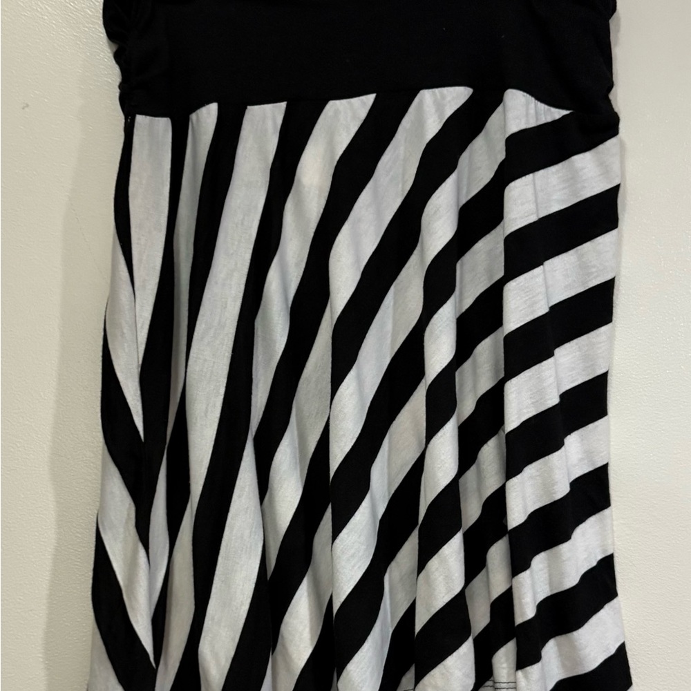 Chic Black and White Diagonal Striped Midi Skirt - Picture 4 of 5